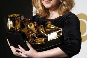 Na pohřebním večírku Grammy triumfovala holka Adele