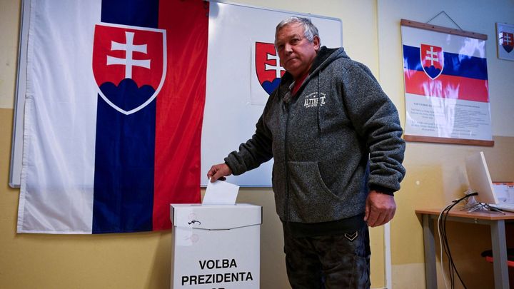 Slováci rozhodují, kdo se stane novým prezidentem. Půjde o mimořádně těsný souboj