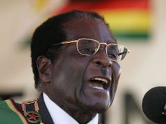 Zimbabwský prezident Robert Mugabe má projev na oslavách nezávislosti.