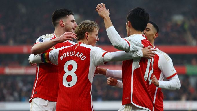 Fotbalisté Arsenalu slaví gól v síti Wolverhamptonu