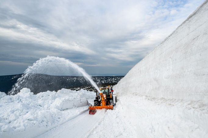 Fréza a rolby prorazily masu sněhu na silnici mezi Výrovkou a Luční boudou.