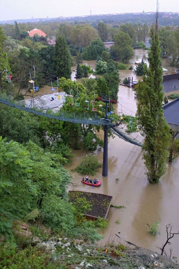 Pražská ZOO při povodních v roce 2002.