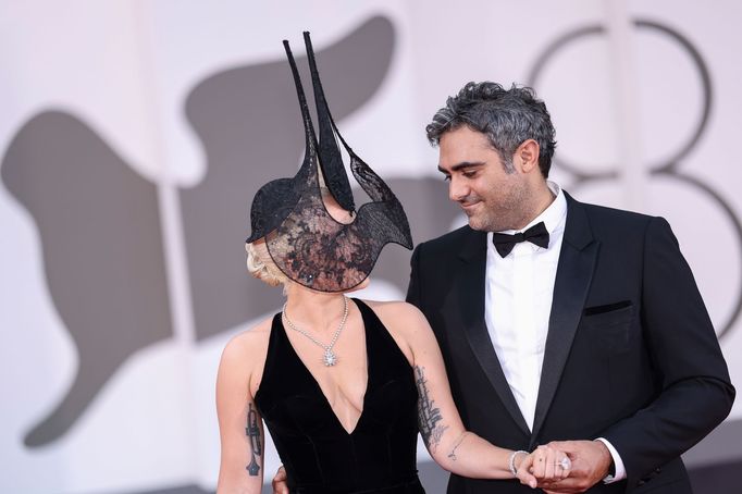 Lady Gaga a její přítel Michael Polansky na benátském festivalu.