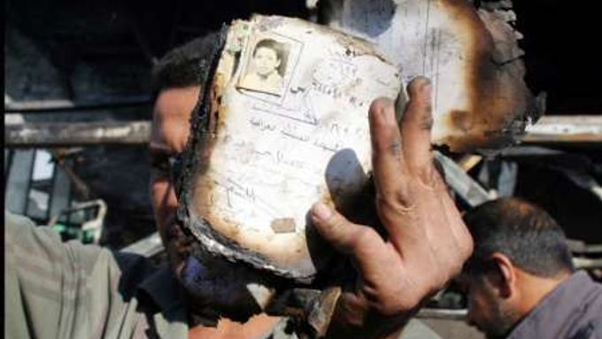 Iráčan ukazuje doklady chlapce, který cestoval v době výbuchu v autobuse.