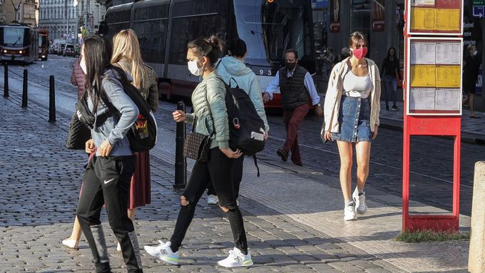 Části lidí v Praze už nosí roušku i venku. Chrání se sami.