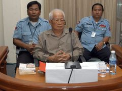 Khieu Samphan, někdejší prezident Demokratické Kampučie, jak se Kambodža oficiálně nazývala za krátké, ale o to brutálnější vlády Rudých Khmerů, usedl na lavici obžalovaných