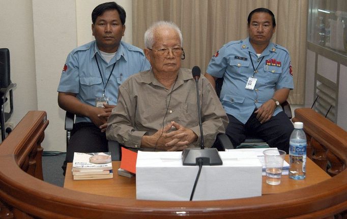 Khieu Samphan, někdejší prezident Demokratické Kampučie, jak se Kambodža oficiálně nazývala za krátké, ale o to brutálnější vlády Rudých Khmerů, usedl na lavici obžalovaných