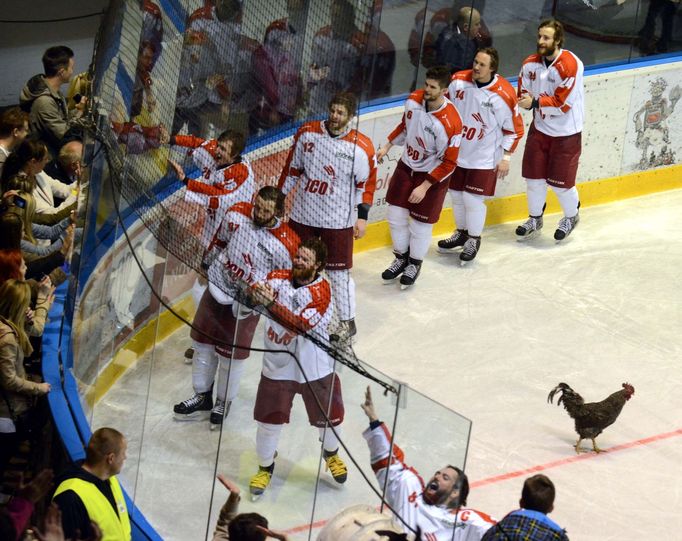 Olomouc rozjela postupové oslavy. Po sedmnácti letech se vrací do extraligy, škarohlídi mají za to, že byl výsledek zápasu s Mladou Boleslaví domluvený.