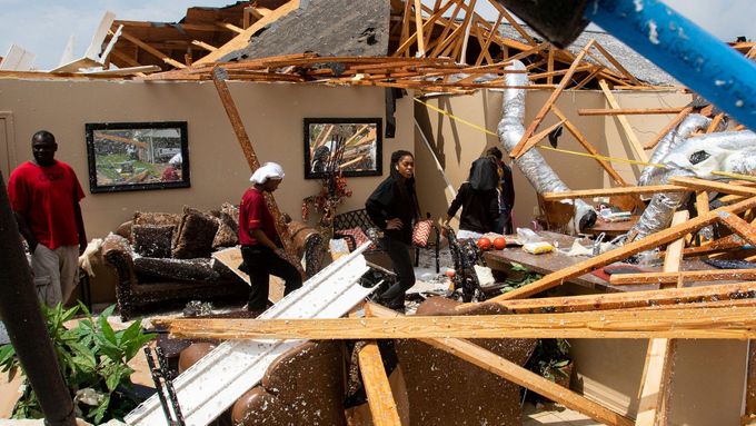 Obyvatelé prohlížejí trosky rozpadlého domu po úderu tornáda ve městě Monroe v Louisianě.