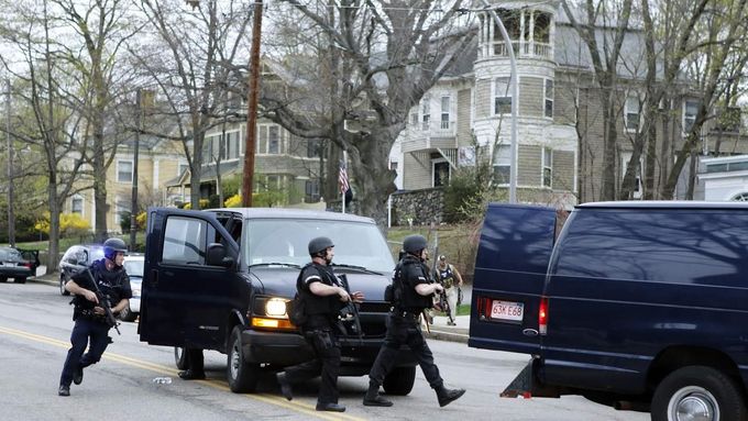 Zásah policie proti atentátníkům z Bostonu