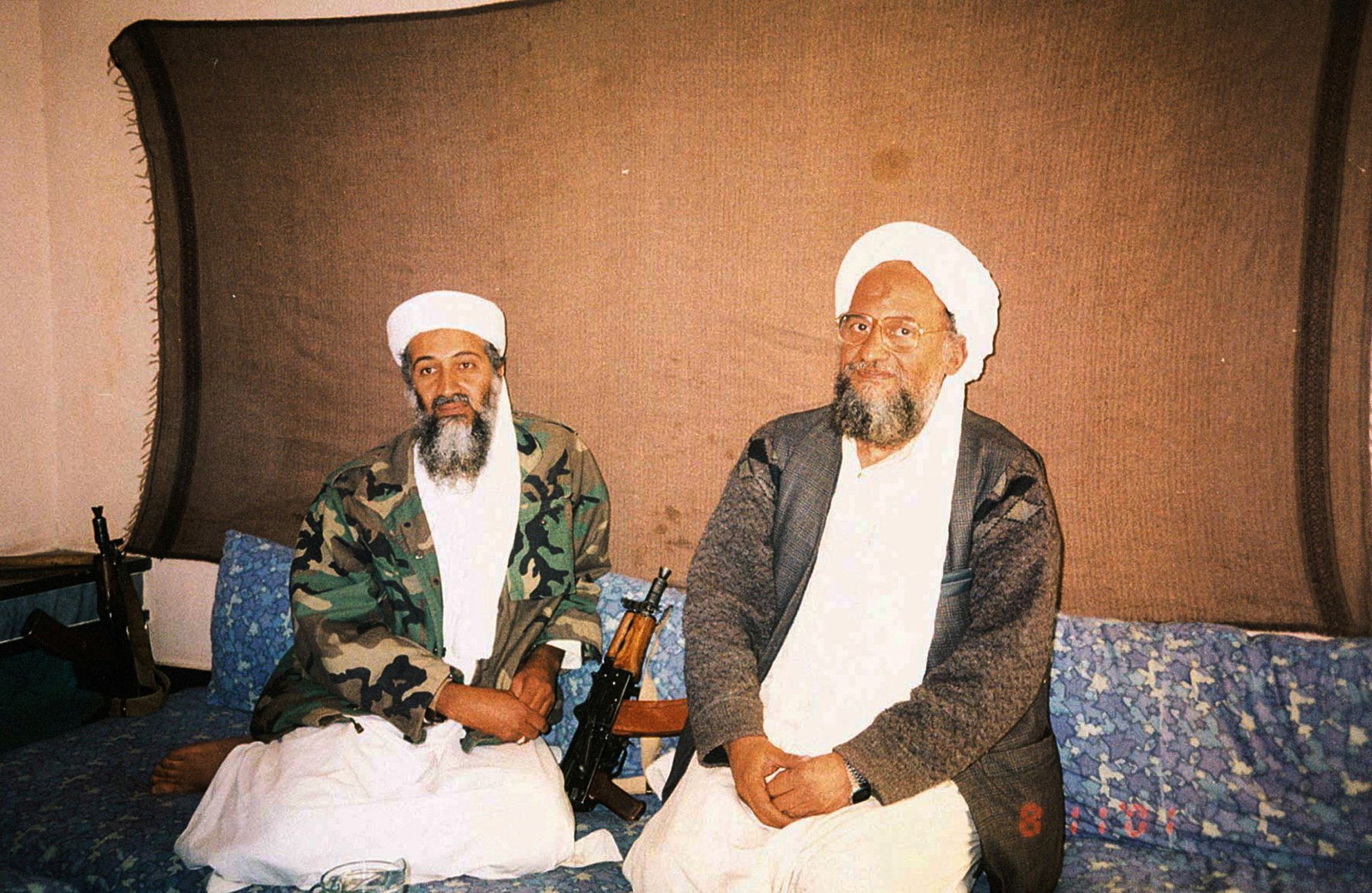Usáma bin Ládin a Ajmán Zavahrí v listopadu 2001.