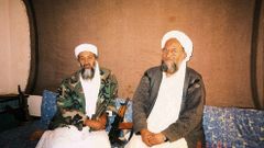 Usáma bin Ládin a Ajmán Zavahrí v listopadu 2001.