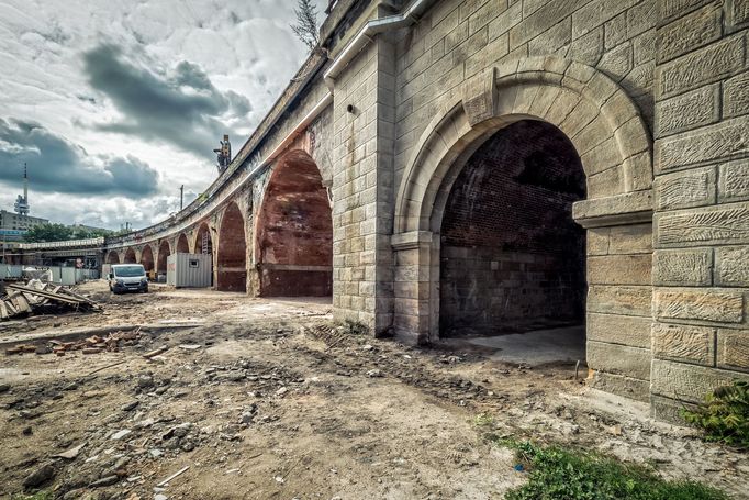 Rekonstrukce Negrelliho viaduktu na snímku z roku 2017