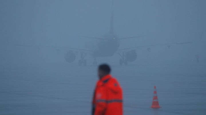 Pražské letiště má kvůli husté mlze a poruše na meteorologické stanici problémy; Zdroj foto: Reuters