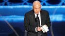 Alan Arkin přebírá Oscara za výkon ve filmu Malá Miss Sunshine, únor 2007.