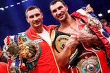 Pózoval i s bratrem Vitalijem, který má v držení pás organizace WBC. Oba bratři tak mají v moci všechny důležité tituly v těžké váze.