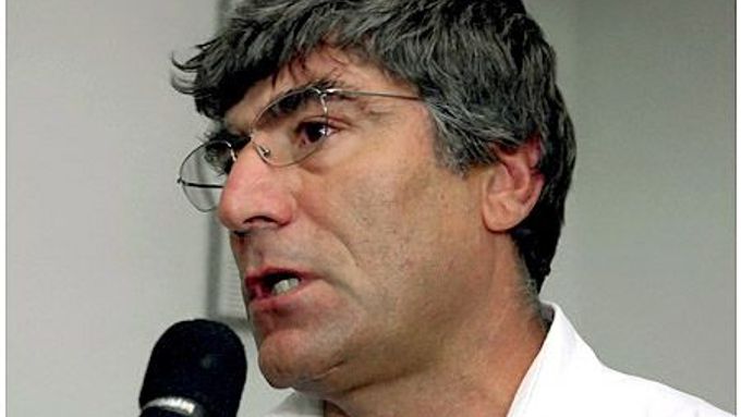 Turecký novinář arménského původu Hrant Dink si pro svou kritiku stinných stránek turecké historie získal mnoho nepřátel