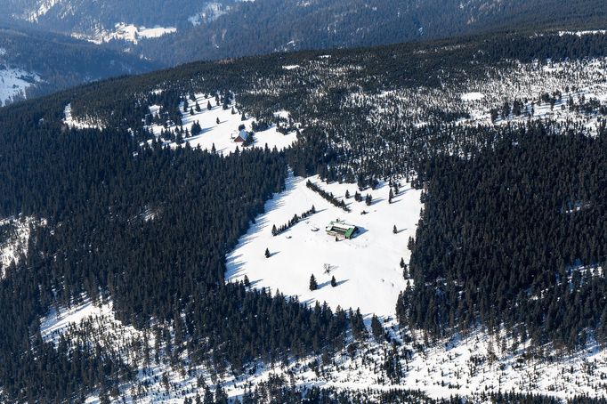 Krkonoše z výšky. Zimní snímky od Vrbatovy boudy až po Sněžku