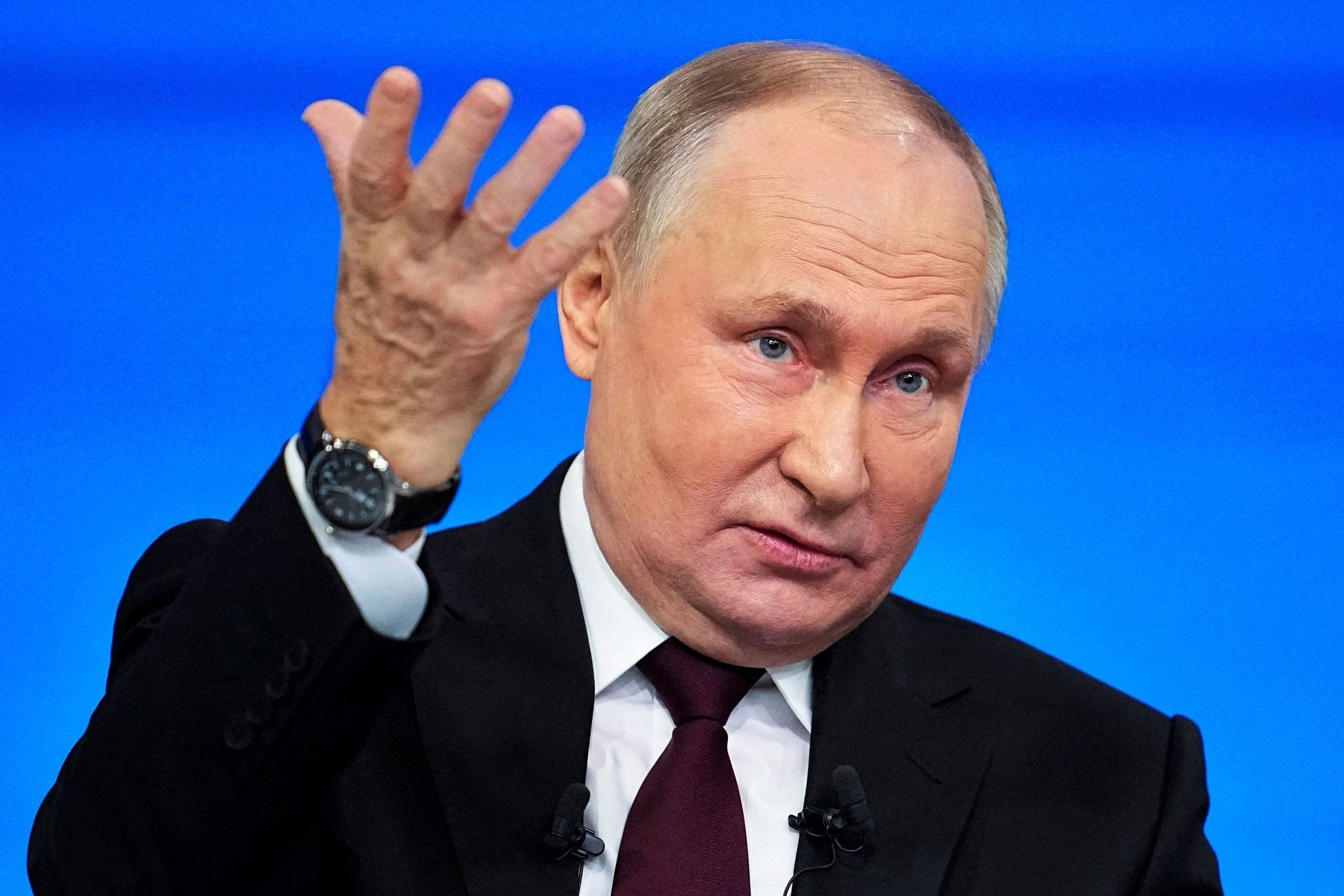 Vladimir Putin v televizi "odpovídá na dotazy občanů."