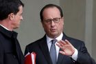 Francouzský prezident Francois Hollande (vpravo) mluví s premiérem Manuelem Vallsem