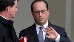 Francouzský prezident Francois Hollande (vpravo) mluví s premiérem Manuelem Vallsem