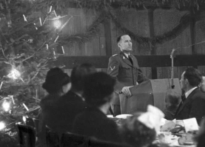 Otto von Wächter hovoří na vánočním setkání v YMCA, 1939 až 1942.