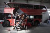 V prostorách svého pražského ateliéru Černý začal autobus upravovat dle své tvůrčí vize.