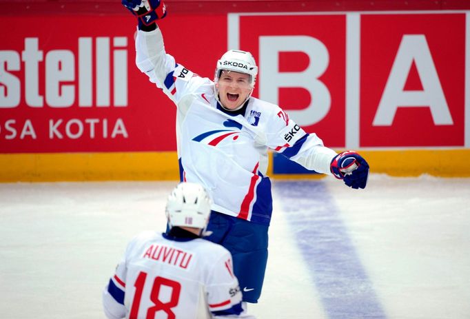 Nicolas Besch a Yohann Auvitu se radují z gólu v utkání MS v hokeji 2012 USA - Francie.