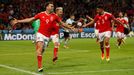 Euro 2016, Wales-Belgie: hráči Walesu slaví gól na 2:1