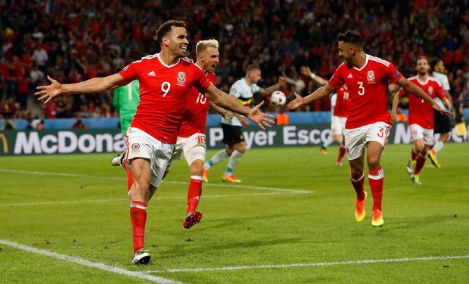 Euro 2016, Wales-Belgie: hráči Walesu slaví gól na 2:1