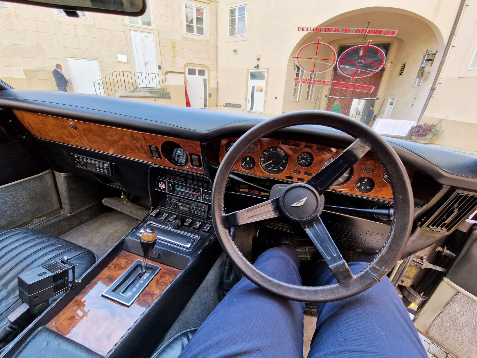 Aston Martin V8 Vantage Bond Dech života