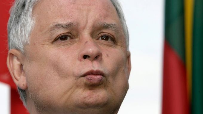 Lech Kaczyński může na summity EU, ale svá stanoviska musí konzultovat s vládou