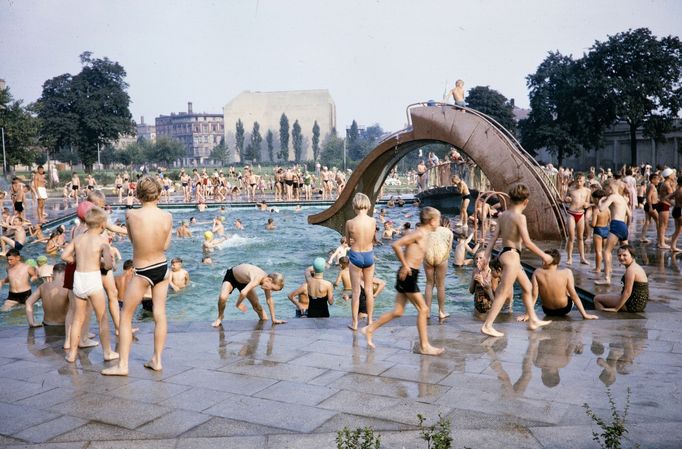 Koupaliště ve Východním Berlíně v NDR. 1961