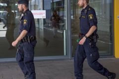 Podezřelý muž se pokusil vstoupit do budovy švédské vlády. Policie ho okamžitě zpacifikovala
