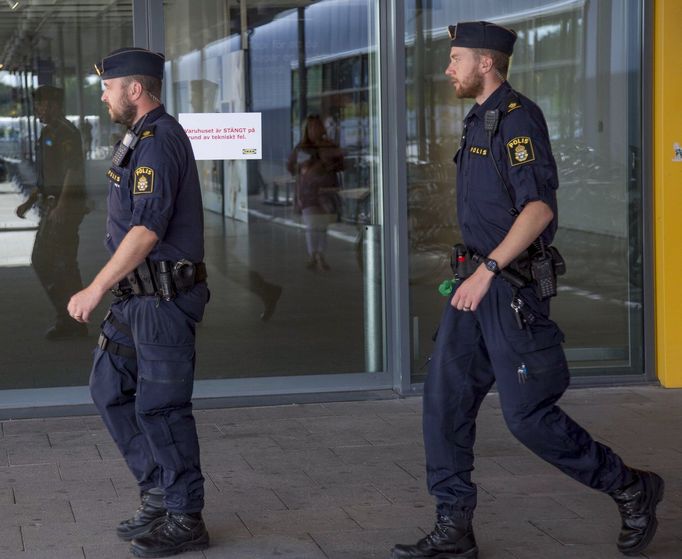 Policisté před nákupním centrem.