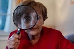 Merkelová vyšetřuje vraždu po vzoru slečny Marplové. Pomáhá jí v tom pes Putin