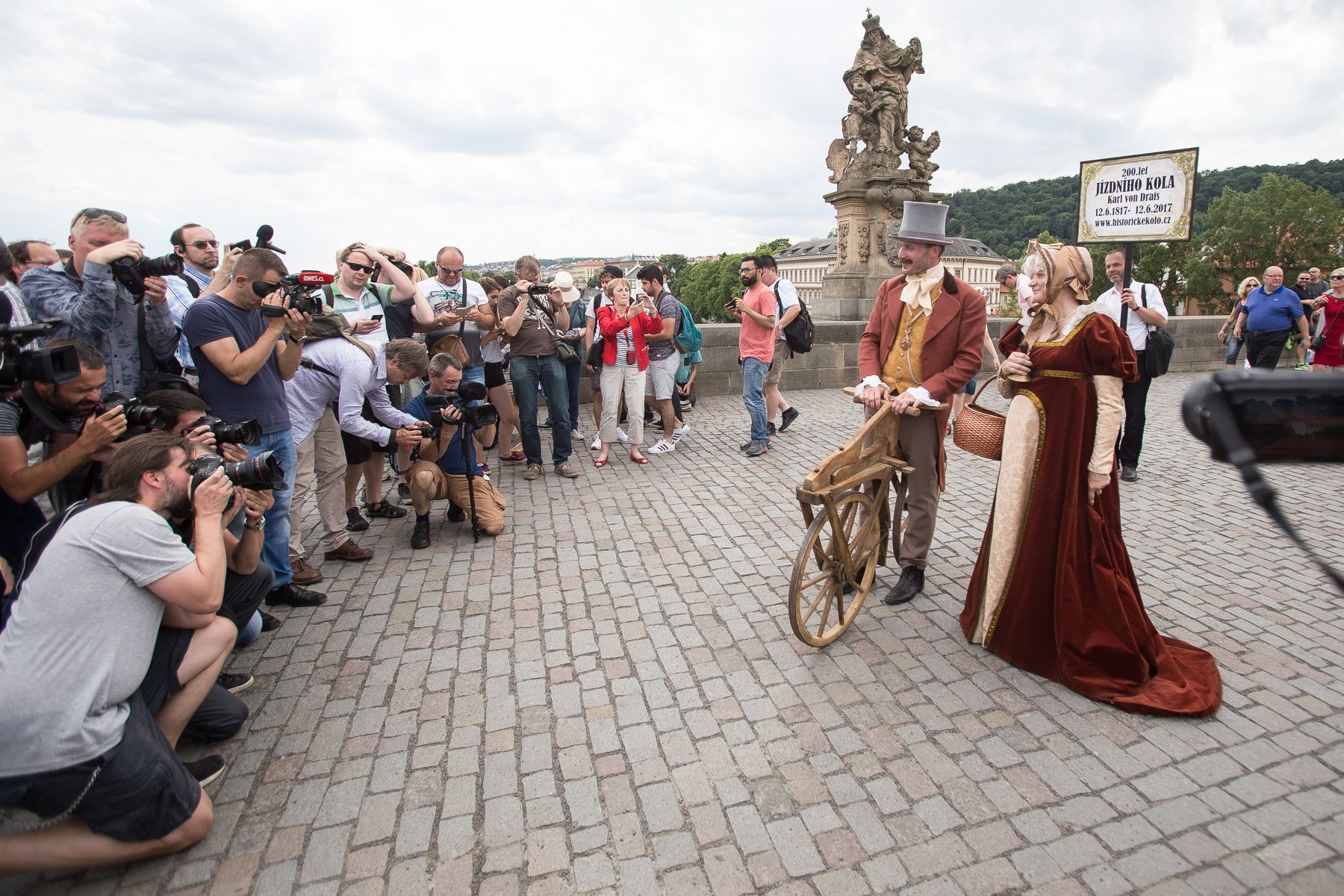 Dvě stě let výročí vynálezu jízdního kola - jízda po Karlově mostě