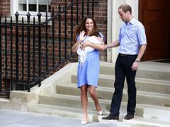 Catherine s dítětem a princem Williamem při odchodu z porodnice.