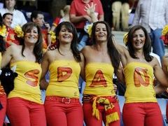 Fanynky Španělska věří v úspěch.