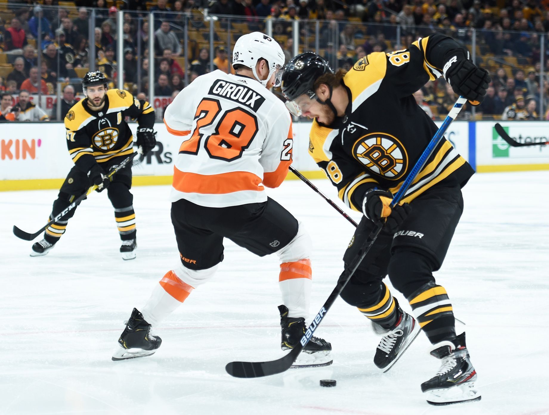 hokej, NHL 2018/2019, Boston - Philadelphia, domácí David Pastrňák (vpravo) bojuje s Claudem Girouxem