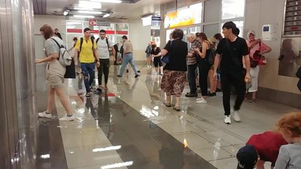Zatopené metro, zmáčené šaty, proudy vody. Prahu překvapil přívalový déšť