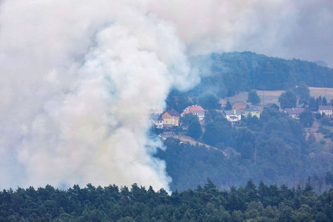 Požár v Českém Švýcarsku. Pohled za Janovské rozhledny na obec Meznou. 26. 7. 2022