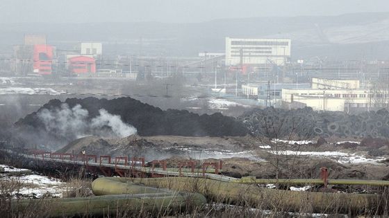 Tuny doutnajících pneumatik půl roku zamořují okolí