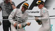 Šťastní Lewis Hamilton a Nico Rosberg řádili na stupních vítězů jako malí kluci.