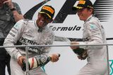 Šťastní Lewis Hamilton a Nico Rosberg řádili na stupních vítězů jako malí kluci.