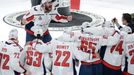 Alexandr Ovečkin s týmem Washingtonu slaví Stanley Cup