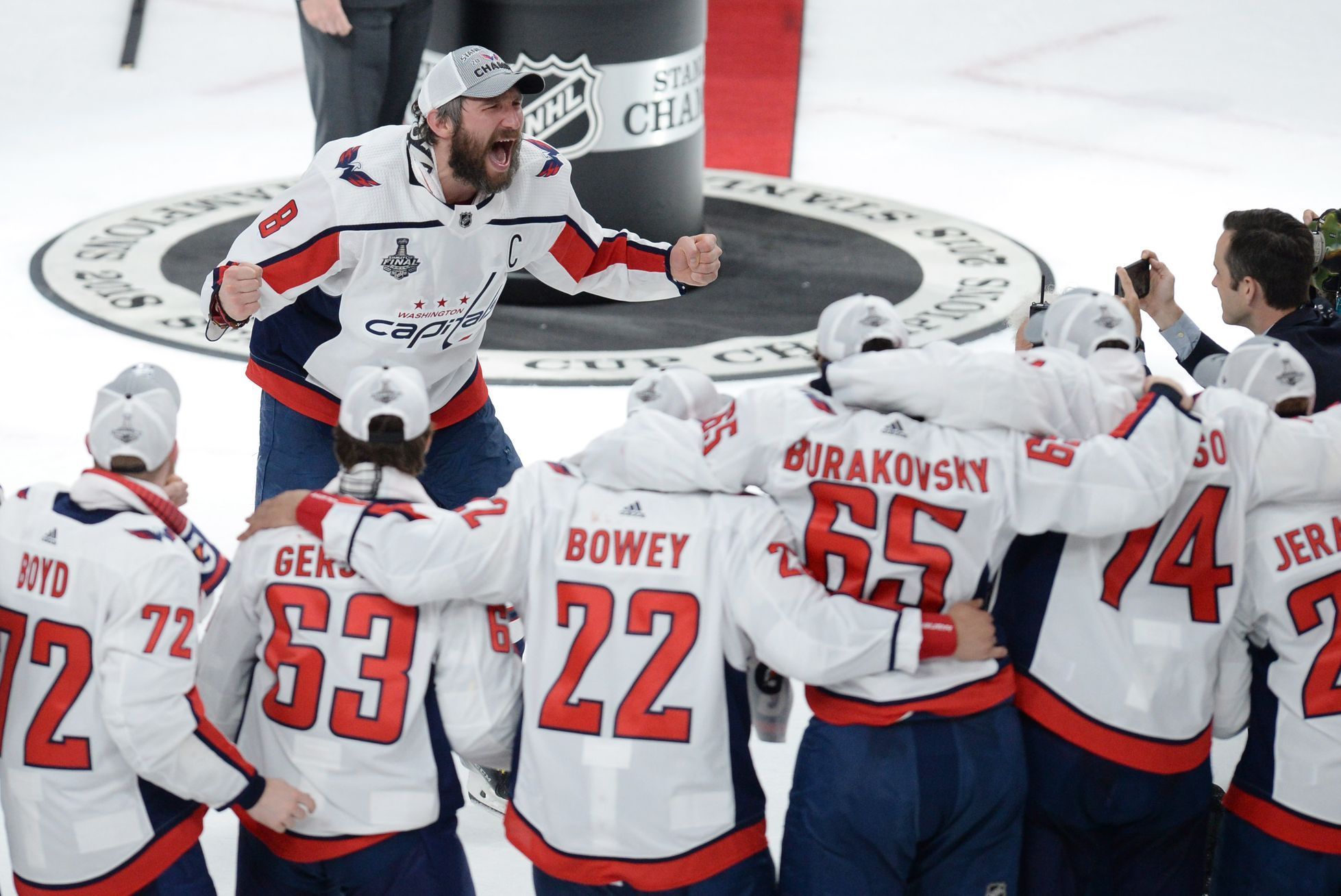 Alexandr Ovečkin s týmem Washingtonu slaví Stanley Cup