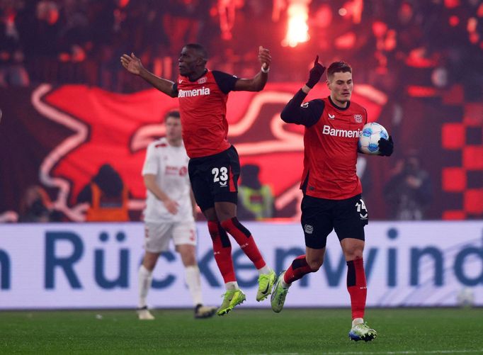 Patrik Schick slaví gól v poháru proti Kolínu nad Rýnem.