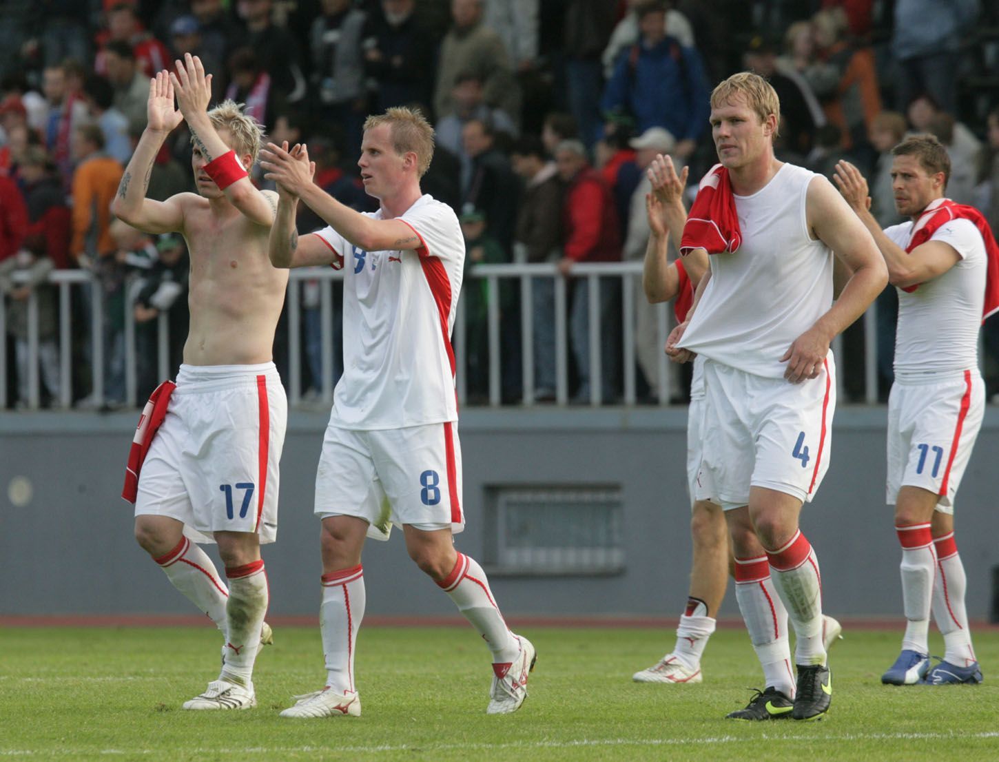 Čeští fotbalisté Tomáš Hübschman, David Limberský (vlevo) slaví vítězství v přátelském utkání s Maltou v roce 2009.