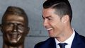 Cristiano Ronaldo se svou bustou u letiště, které pojmenovali po něm
